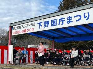 青空の下挨拶する市長