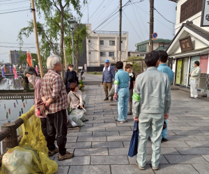 小さな鯉のぼりが巴波川一面につるされている川沿いを作業着で確認しながら作業