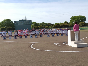 ユニホームを着た出場選手の前でご挨拶