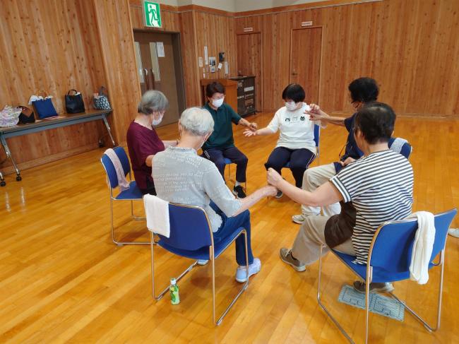 グループになって手の運動をしているところです