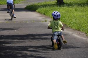 自転車に乗るこども