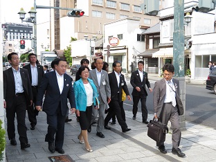 梶山内閣特命担当大臣（地方創生規制改革）まち・ひと・しごと創生担当　市内視察の画像