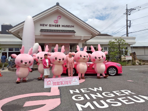 ピンクのジャケットの市長と岩下のキャラクターイワシカちゃんと一緒に
