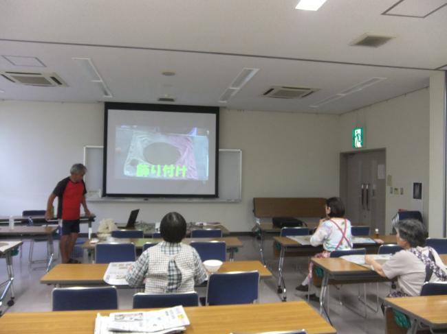 作り方の説明を受けている写真
