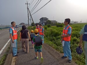 ランドセルの小学生が通る通学路を確認