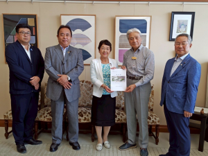 平池県議・琴寄県議・市長・福田知事・日向野県議へ要望書を手渡す