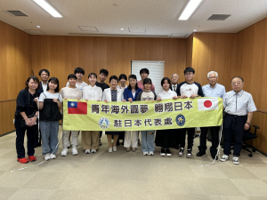 台湾の高校生と黄色い横断幕を前に