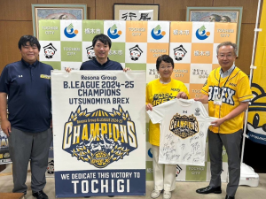 ブレックスの選手のサイン入りTシャツを手に
