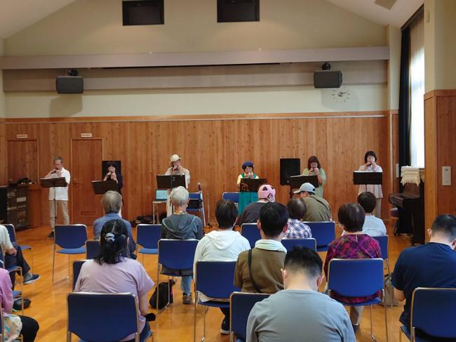 オカリナを演奏している様子です