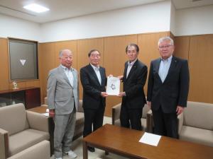 正副議長に報告書を手渡す議員定数及び議員報酬検討委員会正副委員長