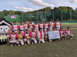 ピンクのユニフォーム姿の優勝選手と