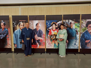 大河ドラマの出演者のポスターの前で