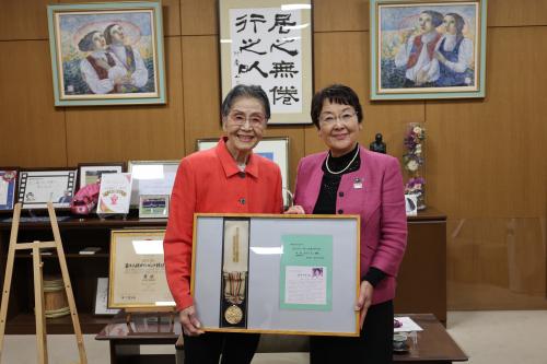 半田百合子さんと市長
