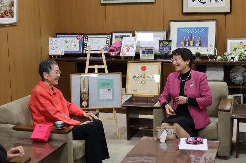 半田百合子さんと市長2