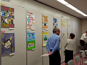 壁一面に小学生の部や中学生の部の入賞作品が張り出されている