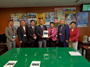 高橋総務副大臣へ要望書を手渡す