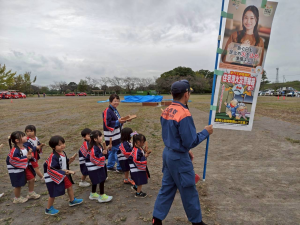 拍子木を持ち園児と一緒に火の用心