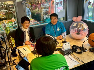 コエド市場のブースから座ってラジオ番組に出演