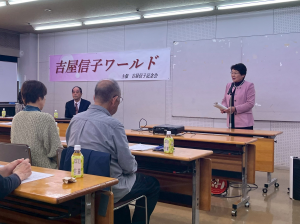 ピンクのスーツ姿で挨拶