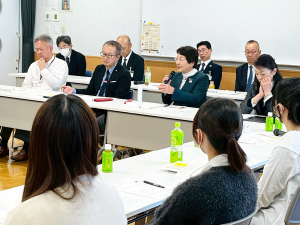 若い世代の市民とのテーブルを囲い意見交換