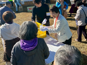 毎年恒例のお米を無料配布する市長