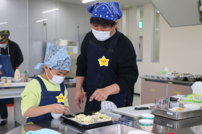 ピザパイの盛り付けをしている写真