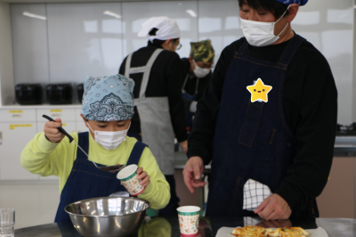 ノンアルコールサングリアを注いでいる写真