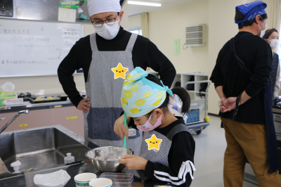 苺のティラミスを作っている写真