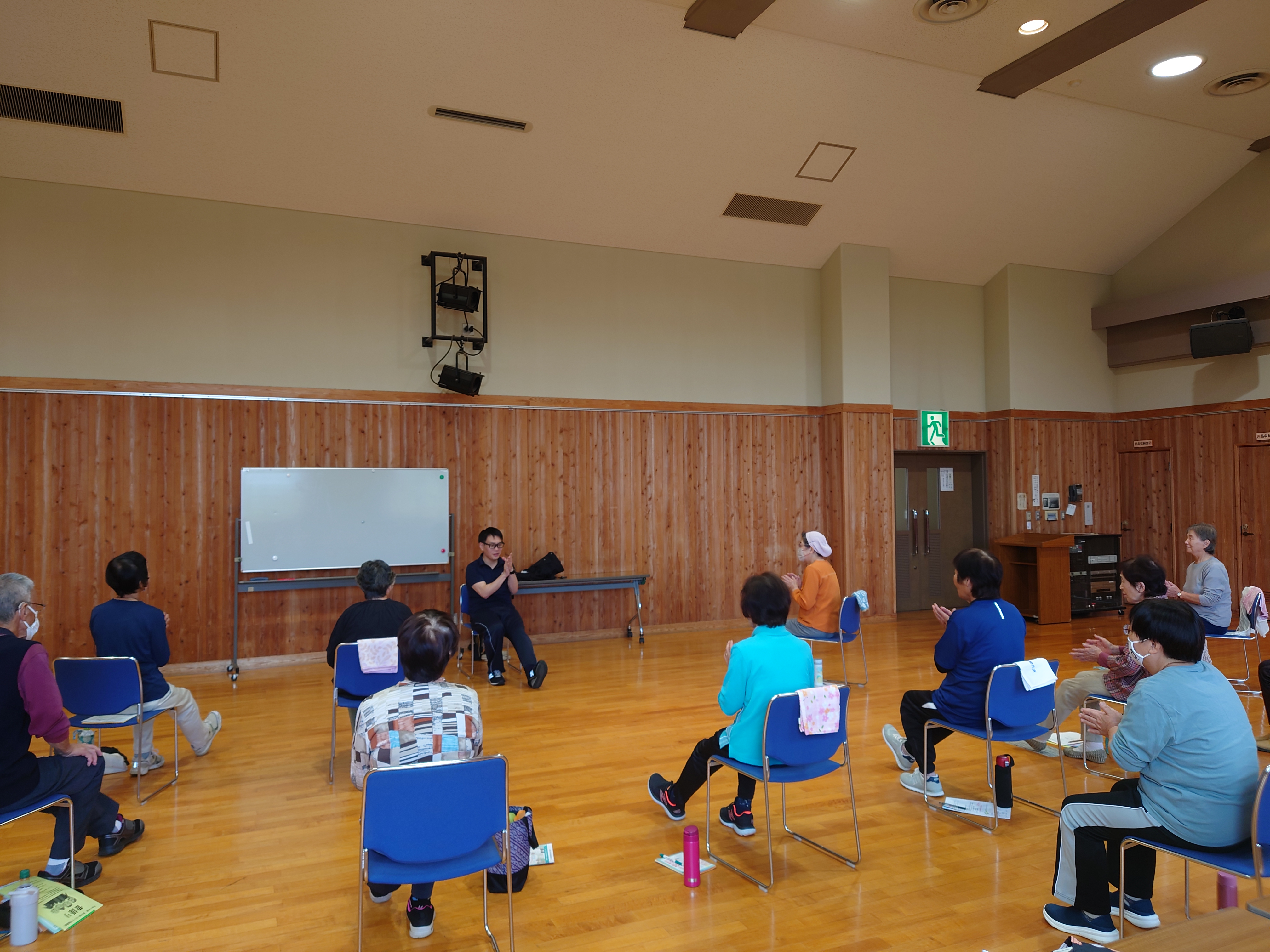 手拍子をしながら足踏みをしています