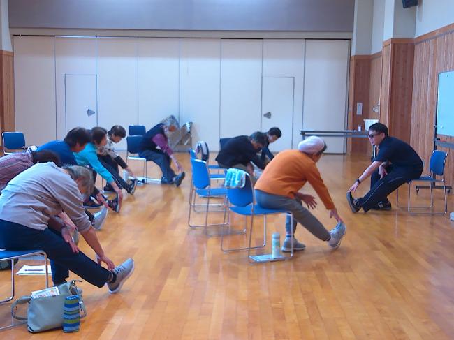 脚を延ばす運動をしています