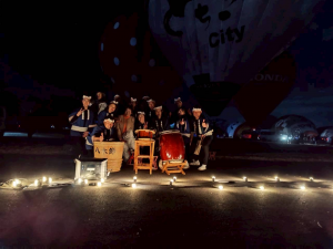 栃木CTYの大きなバルーンを背に和太鼓奏者の方と