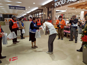 栃木市役所の階の出入り口で市民へ啓発活動