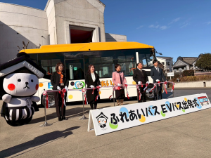 黄色い屋根のふれあいバスEVバスの前でテープカット