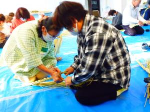 しめ縄作りの様子2