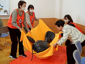 なまずの人形を人間に見立てて救助の訓練