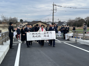開通した両明橋を歩いて渡る