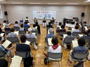 みんなで楽しく歌っています