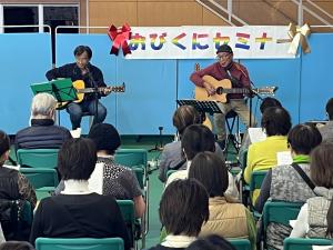 歌っている様子