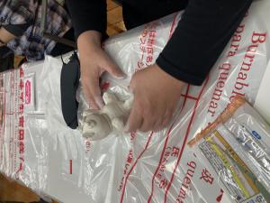 目隠しをして粘土細工