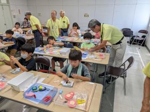 みんな一生懸命作っています