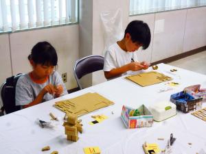 細かい作業も頑張る