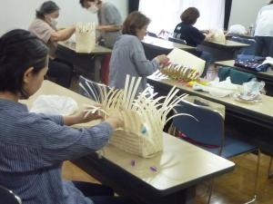 バッグを編む受講者