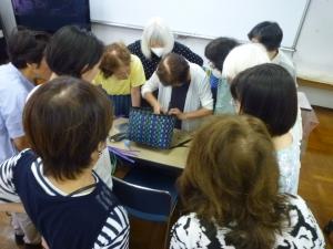 バッグを編み上げる受講者