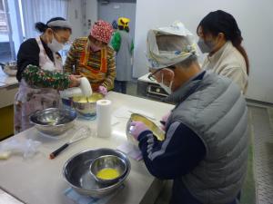 手作りケーキに挑戦の様子