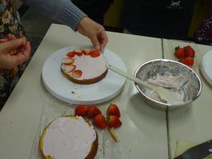 手作りケーキに挑戦の様子