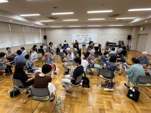 ボールも使ってリズム体操をしながら歌います