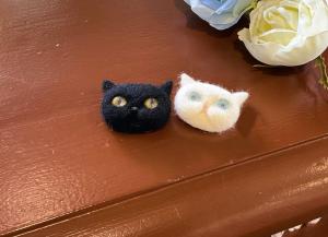 羊毛フェルトネコのブローチ