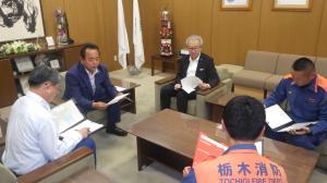 市長、副市長への報告風景