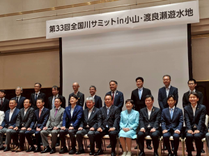 左側に小山市長、右側に野木町長と一緒に集合写真