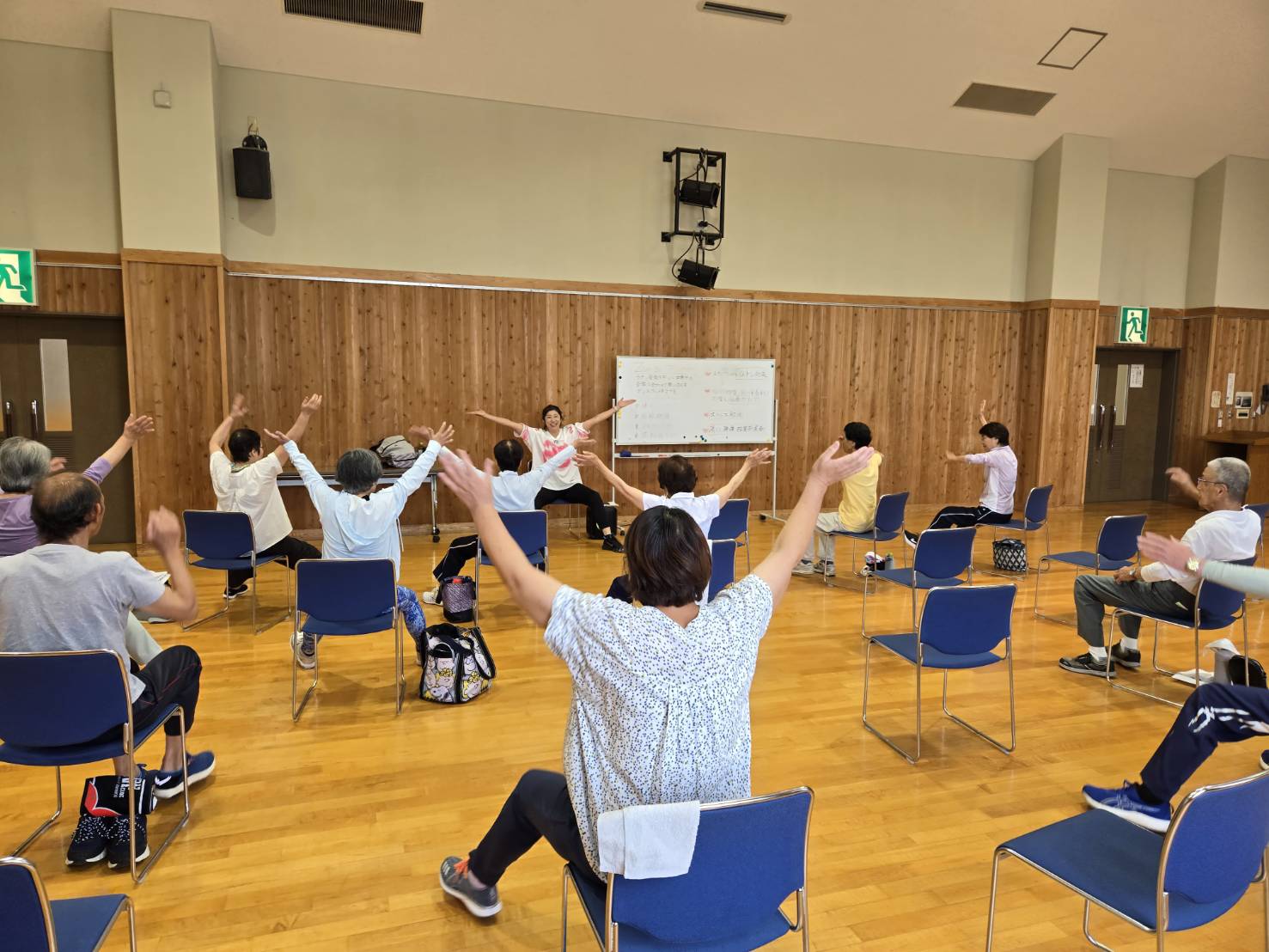 イスに座ったままズンバを踊っている様子